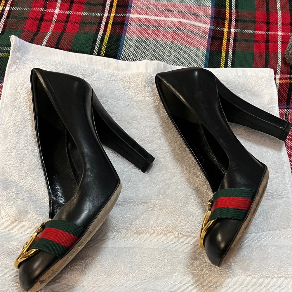 Gucci Black Heels with Gold Logo and Stripes - Picture 3 of 9